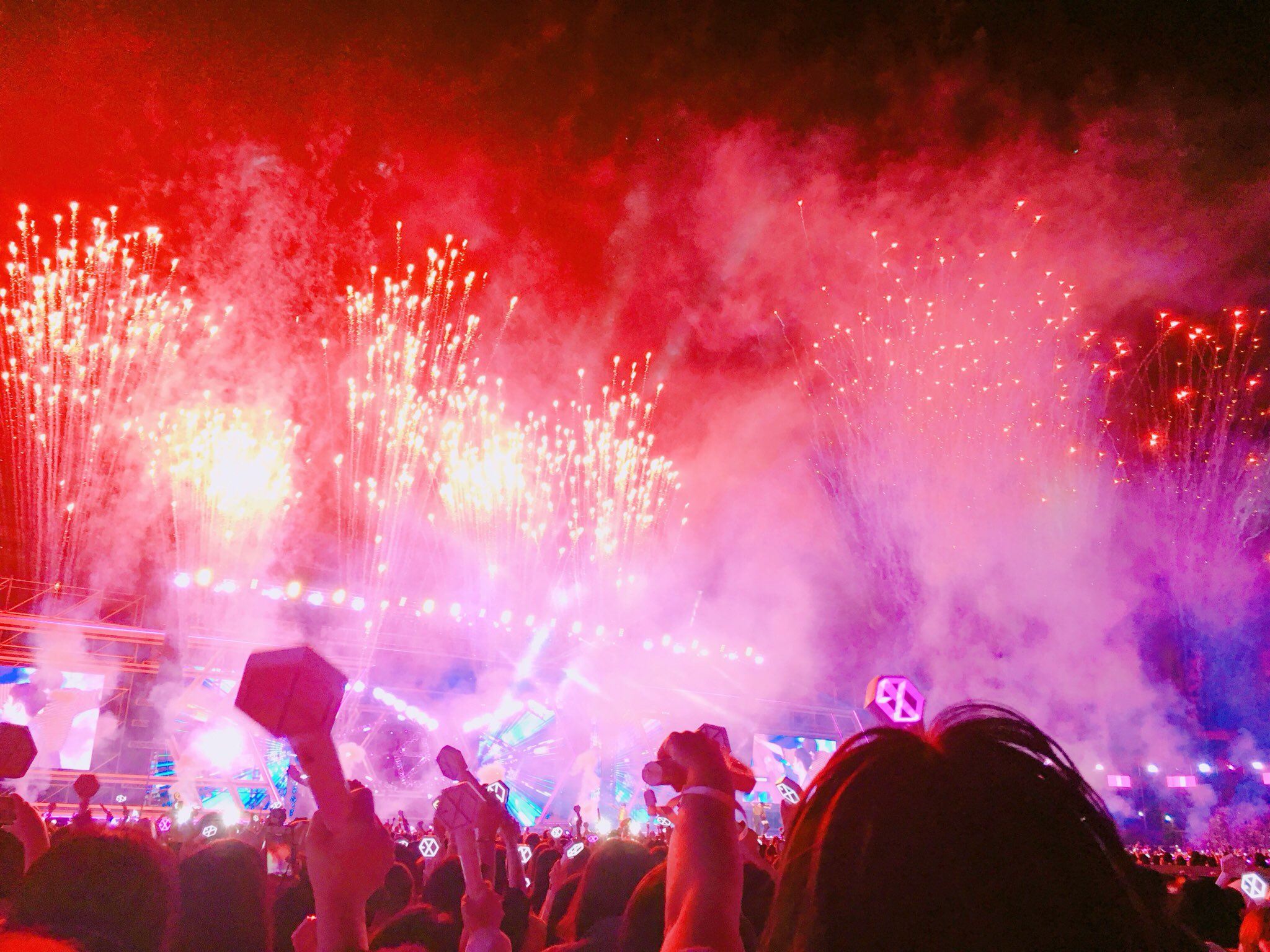 our rainbow lightstick ocean looks so breathtaking from a higher