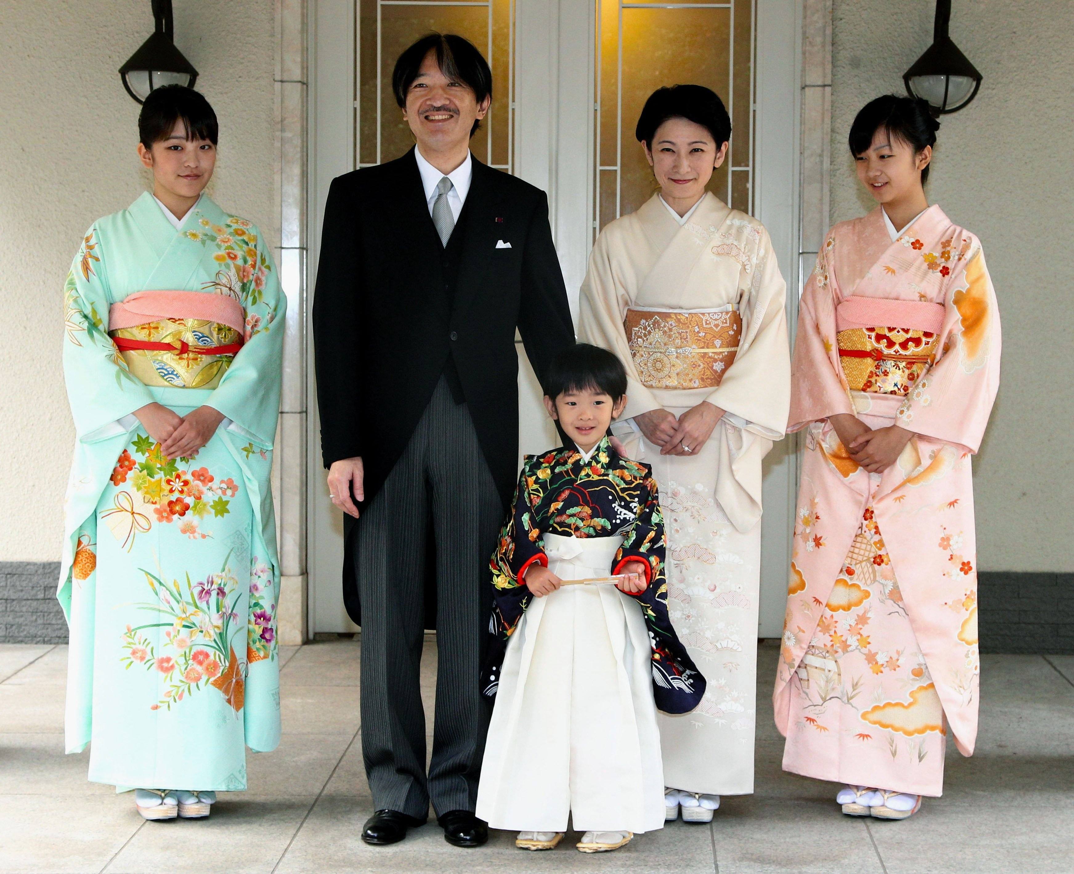 Japan family. Принцесса мако Акисино. Принц Акисино Япония. Принц Хисахито Акисино. Принцесса мако Акисино с семьей.