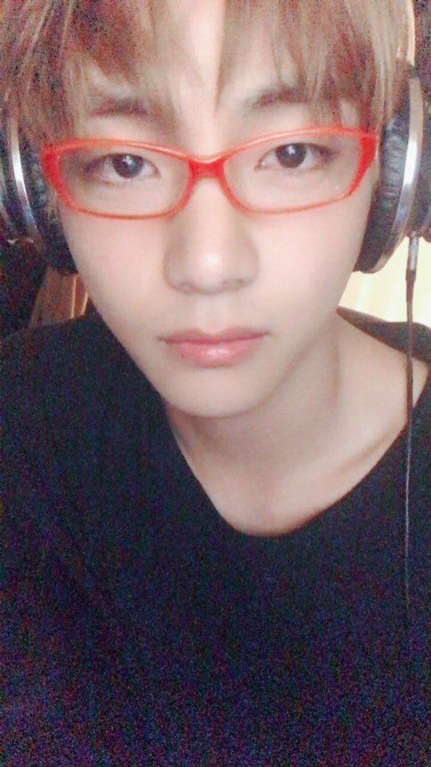 Featured image of post Selca Kim Taehyung Glasses