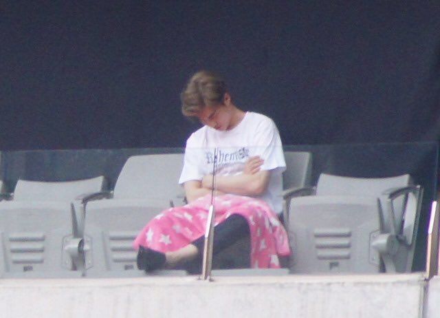 Park Bo Gum saw a disabled girl in the crowd, then he did this