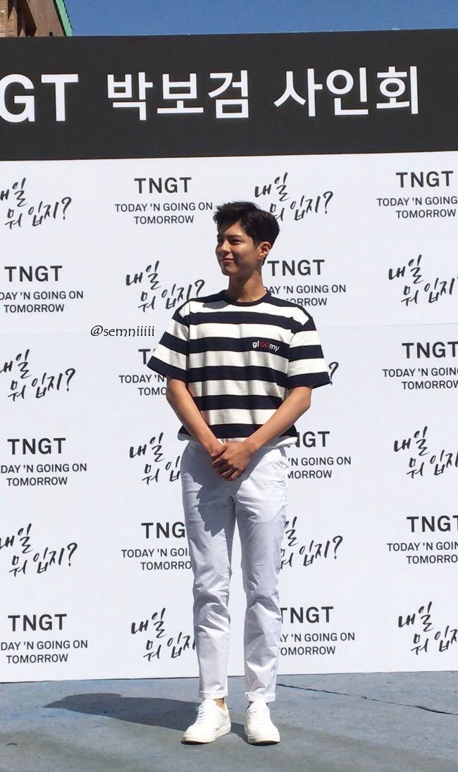 Park Bo Gum saw a disabled girl in the crowd, then he did this
