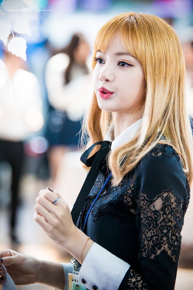 10+ Pictures Of BLACKPINK's Lisa That Shows That She's Like A Walking