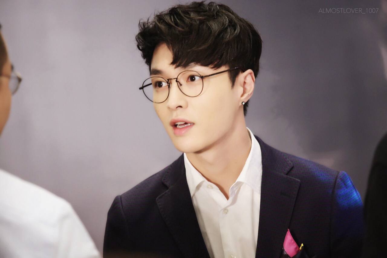 20 Male Idols Who Look Way Too Sexy In Glasses - Koreaboo