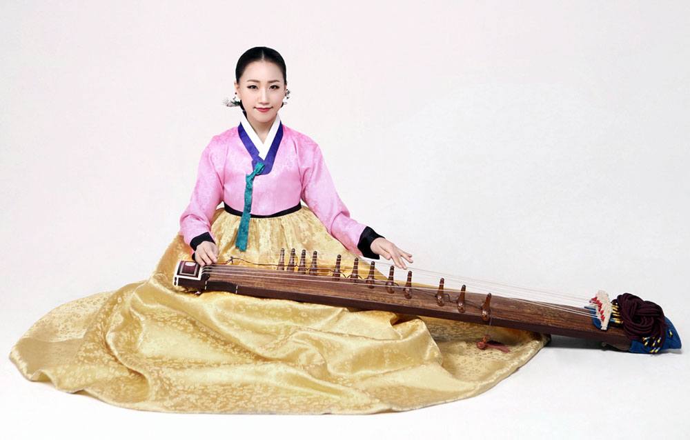 Gorgeous Korean YouTuber Covers Classic Western Songs On Traditional