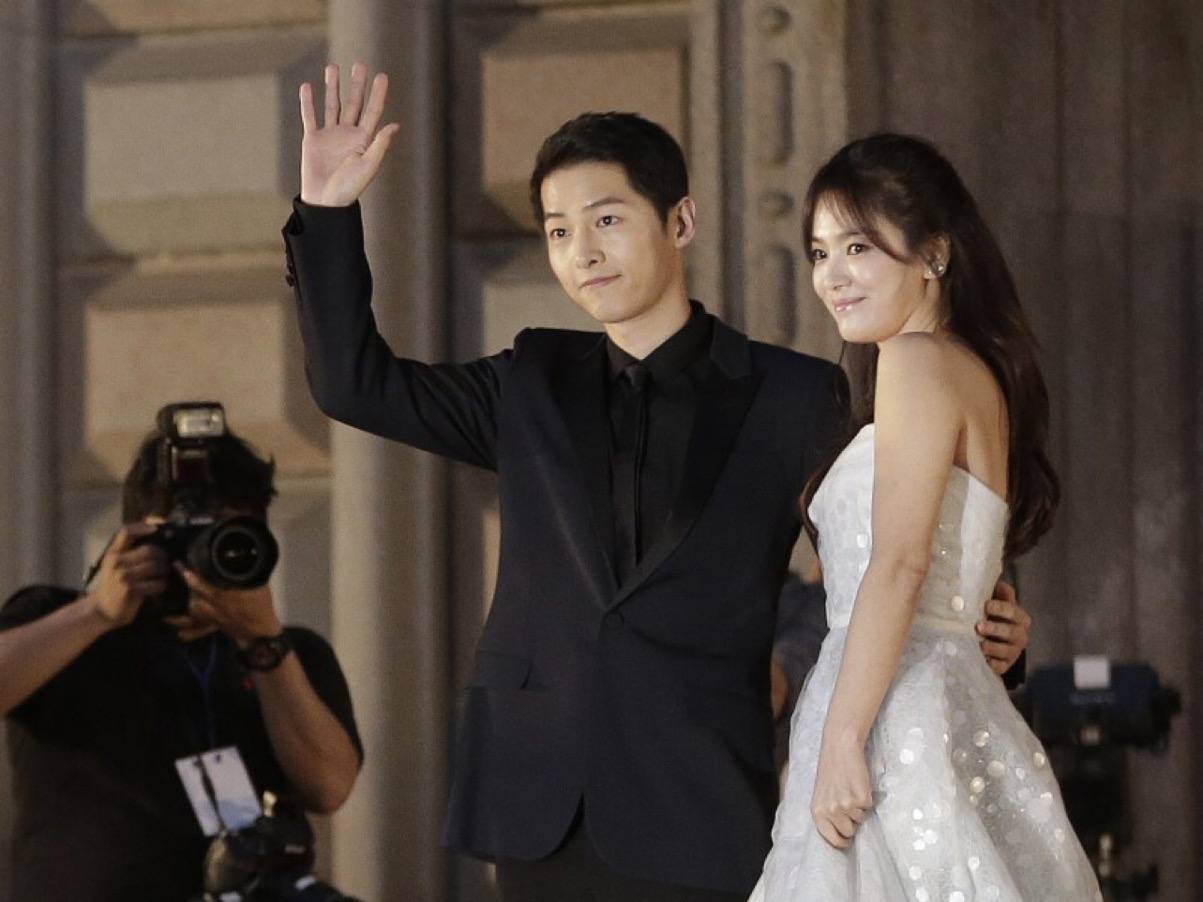 Song Joong Ki And Song Hye Kyo Asked To Hold Marriage In New Descendants Of The Sun Theme Park Koreaboo