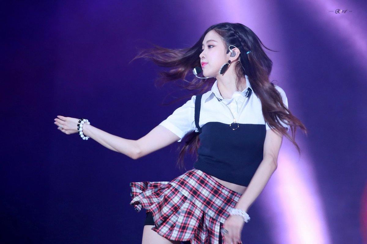 Blackpink S Rose Rips Off Her Choker Mid Performance Koreaboo