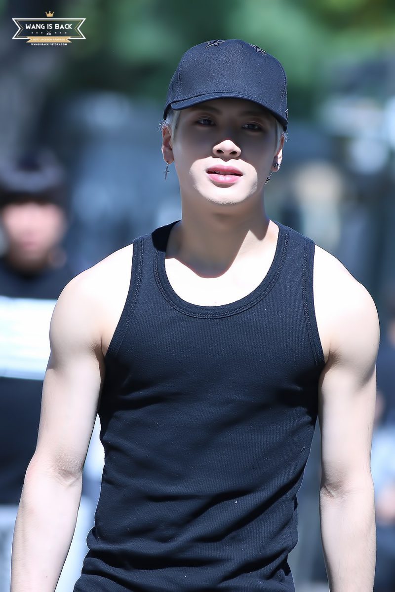 15 Male Idols With The Sexiest Arms In K-Pop - Koreaboo