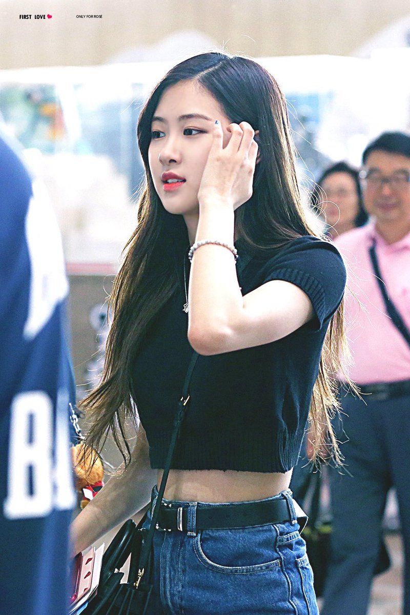 Blackpinks Rosé Reveals Her Legendary Waist Through A Tiny Crop Top Koreaboo 