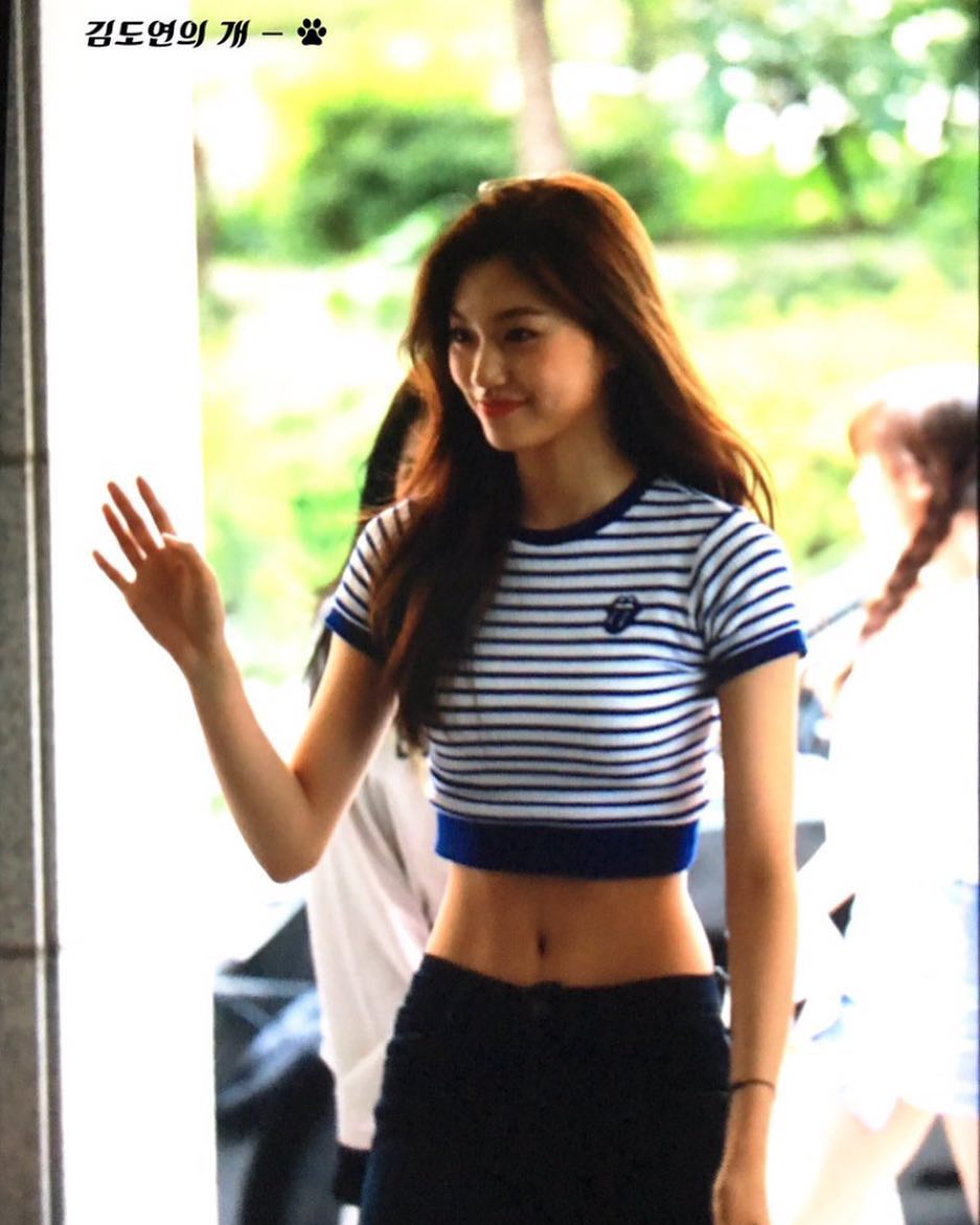 Weki Meki's Kim Doyeon ridiculously small waist making girls all over