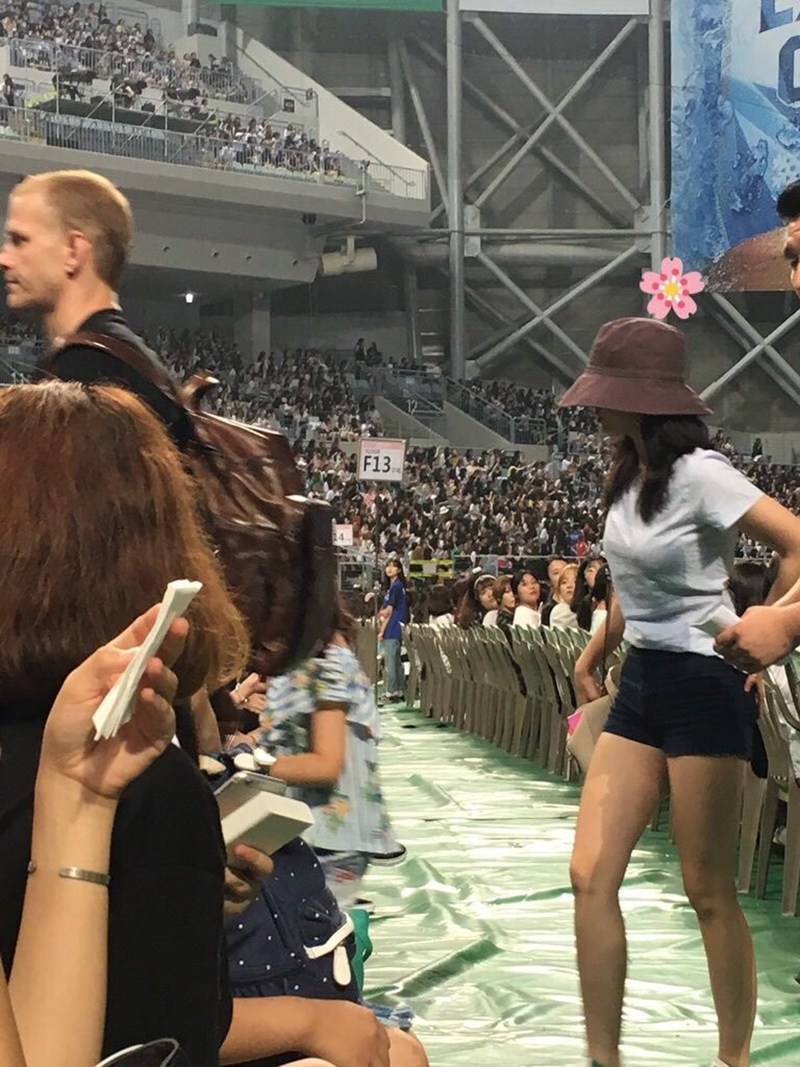 Jeon Somi Shows Love For TWICE At Their Seoul Concert