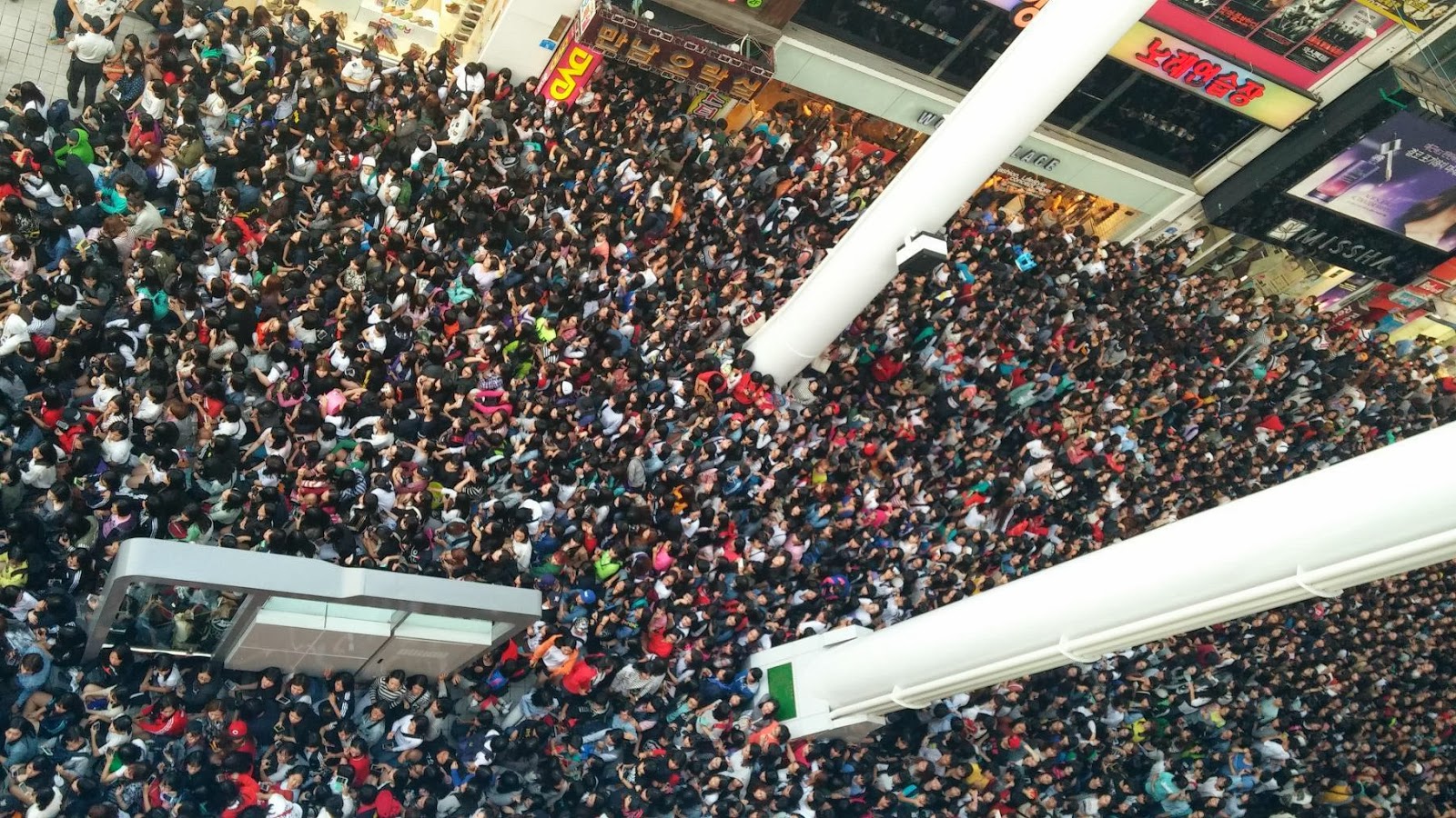 3. Jungkook's Blonde Hair Causes Chaos at Airport as Sasaeng Fans Swarm Him - wide 4