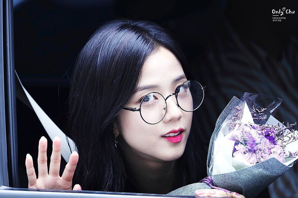 Jisoo wearing Jennie - Cloudy Day Only GM glasses 😁✨ - Black To The Pink -  Quora