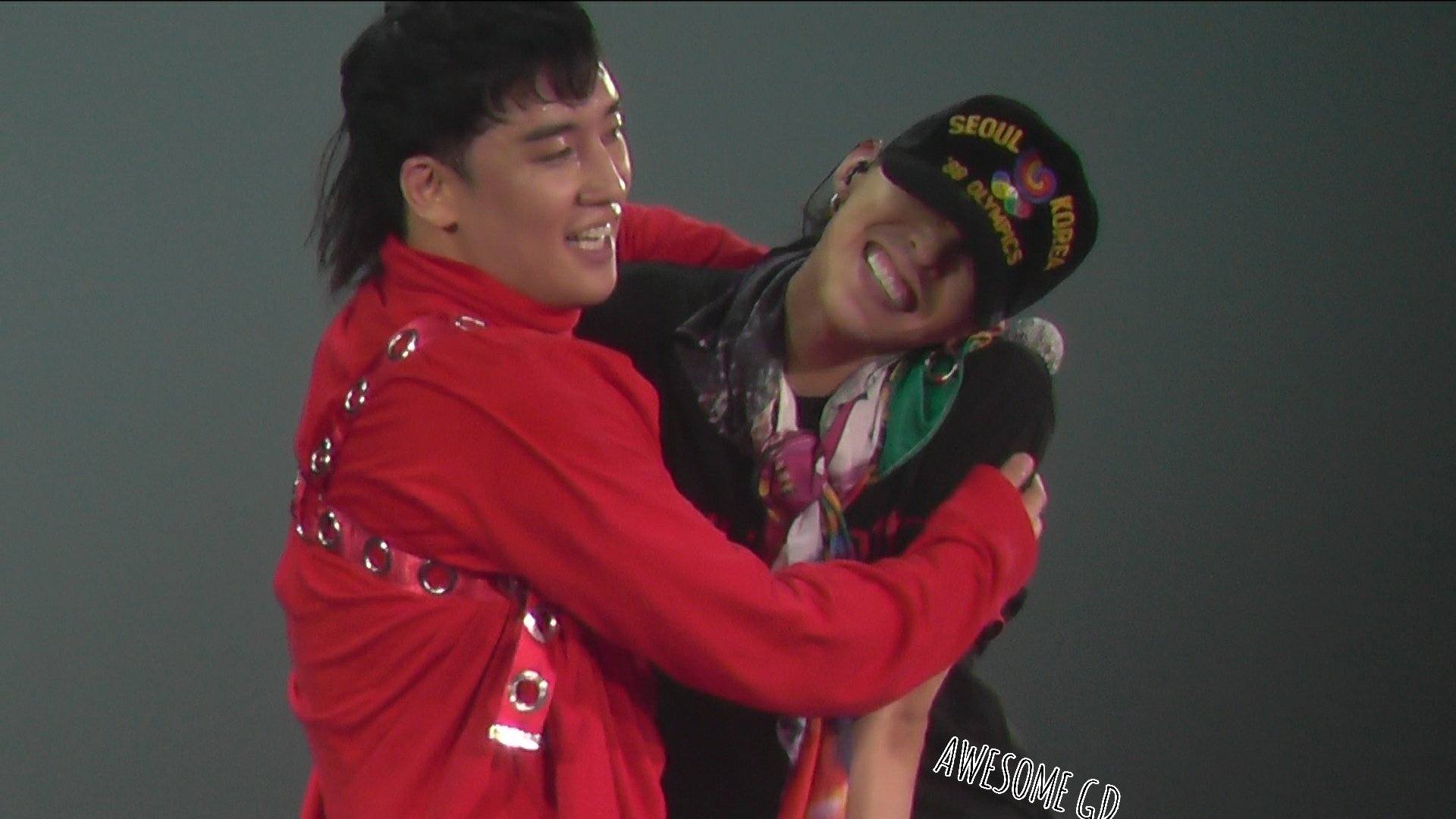 Crazed Fan Interrupts G Dragon S Concert G Dragon Throws Him Off