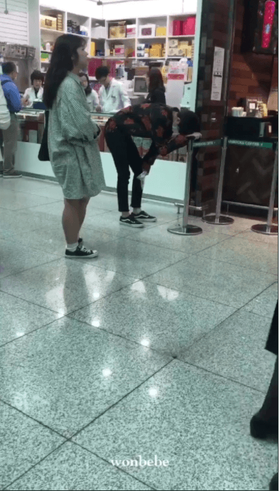 MONSTA X's Hyungwon Spotted At The Airport In Serious Pain - Koreaboo