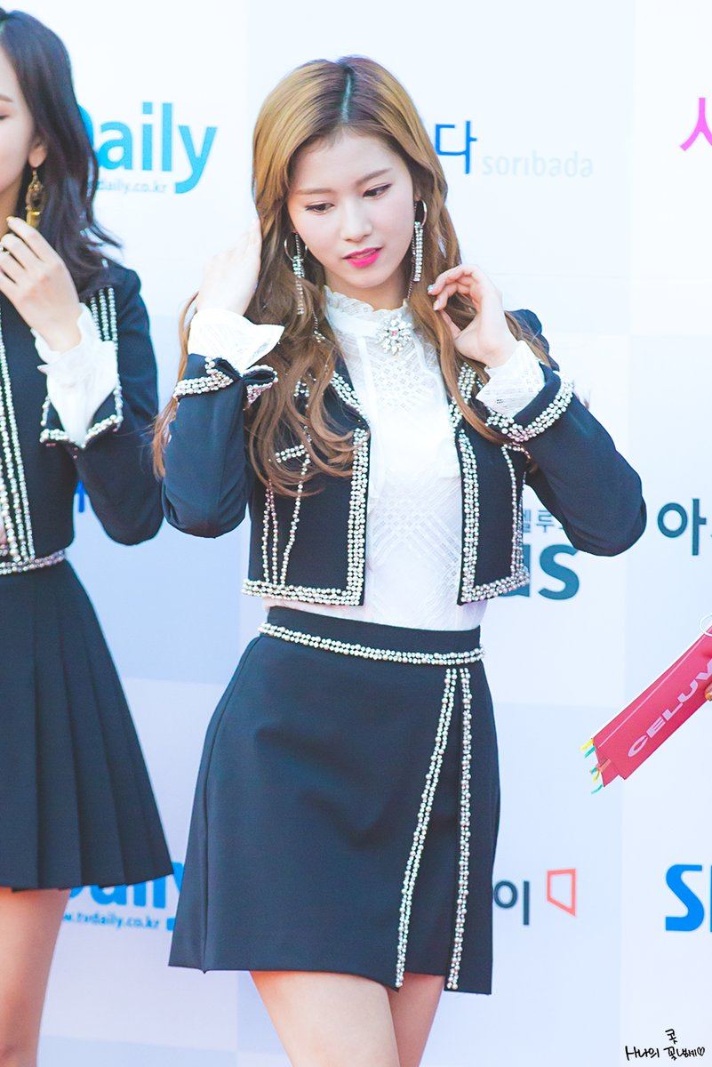 10+ Photos Of Sana's New Dirty Blonde Hairstyle - Koreaboo