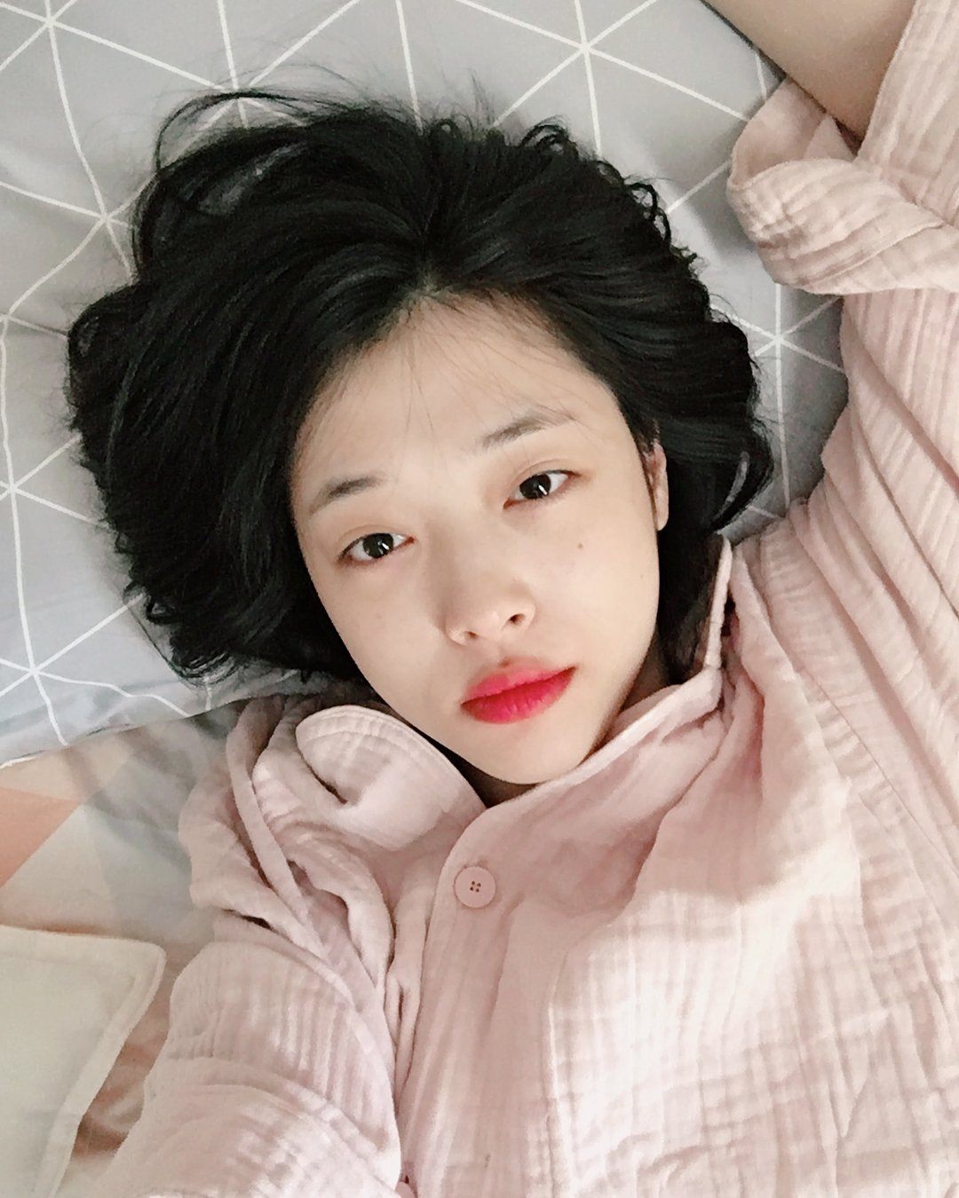 Sulli Has A Secret Instagram Account Where She Uploads Pictures Of ...