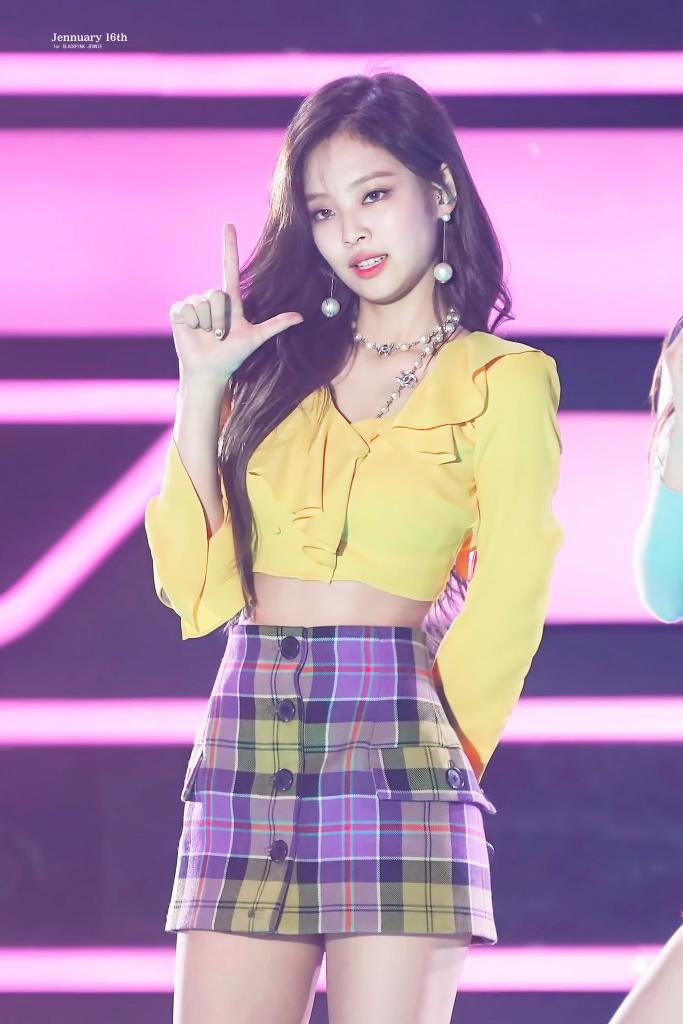 Fans Cannot Believe How Small Jennie S Waist Is Lately Koreaboo