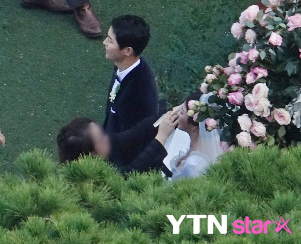 Song Hye Kyo In A Wedding Dress Song Joong Ki Can T Take His Eyes Off Her Koreaboo