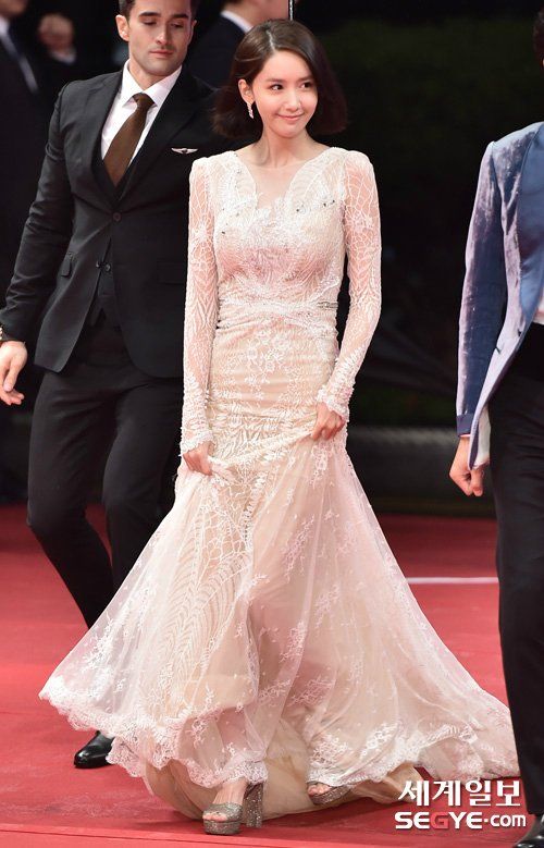 Yoona S Red Carpet Dress Revealed A Clear Outline Of Her Butt Everyone Stared Koreaboo