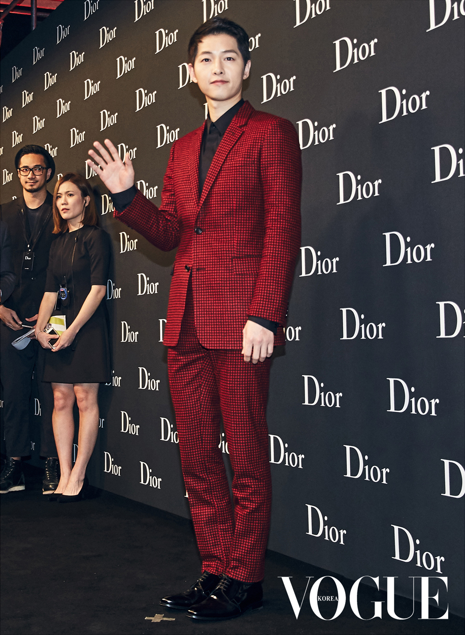 Song Joong-ki makes a fashion statement at Louis Vuitton show in Paris