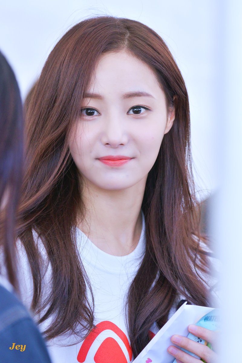 800px x 1200px - Here's how each member of Momoland looks without makeup